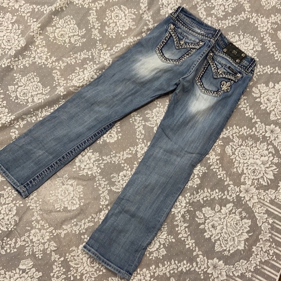 MISS ME FLEUR DE LIS DENIM JEANS SZ 27 CAPRI NEW RHINESTONE FLAP POCKETS - Picture 5 of 13